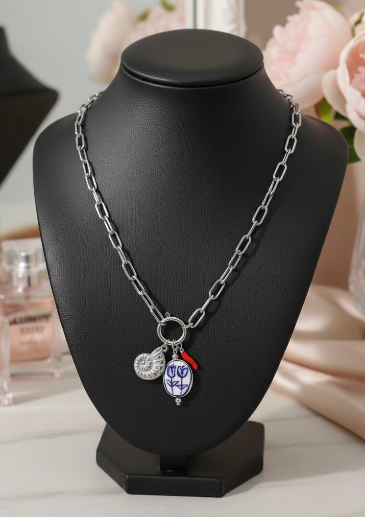 COLLIER AVEC MÉDAILLON EN PORCELAINE DE CAPRI ET EN ACIER INOXYDABLE 316L